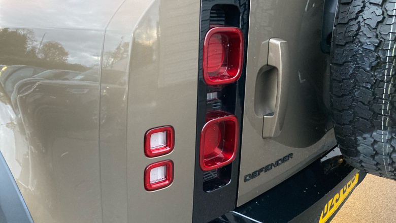 Land Rover Defender 3.0 D250 X-Dynamic HSE 110 5dr Auto Diesel Estate